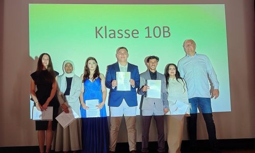 ludwig-steil-hof-newsbeitrag-ausbildung-pure-emotion-und-gosse-freude-buehne-menschen-klasse-10-b