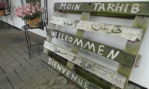 ludwig-steil-hof-newsbeitrag-der-wunsch-nach-integration-und-einem-ankommen-in-der-gesellschaft-getragen-von-hoffnung-palette-beschriftet