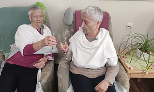 ludwig-steil-hof-newsbeitrag-entspannte-zeit-zum-plaudern-gisela-spalthoefer-und-baerbel-danopoulos-gesichtsmasken