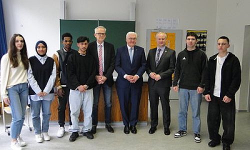 ludwig-steil-hof-newsbeitrag-frank-walter-steinmeier-besucht-bischof-hermann-kunst-schule