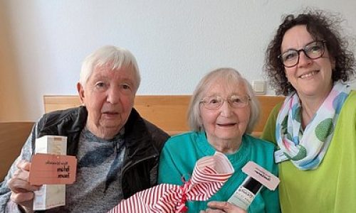 ludwig-steil-hof-newsbeitrag-kleine-geschenke-grosse-freude-patienten-mit-pfleger