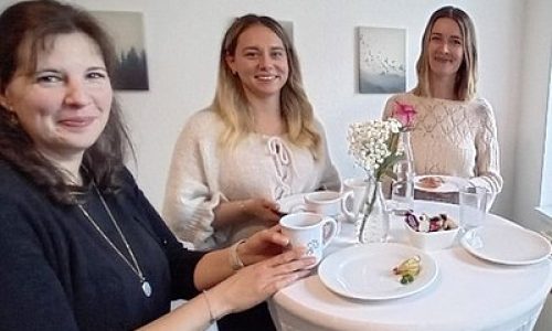 ludwig-steil-hof-newsbeitrag-neue-anlaufstelle-fuer-familien-in-buende-frauem-am-stehtisch-stossen-an