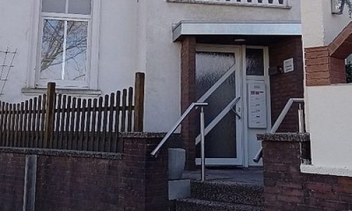 ludwig-steil-hof-newsbeitrag-neue-anlaufstelle-fuer-familien-in-buende-haustuer