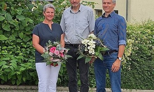 ludwig-steil-hof-newsbeitrag-neues-fuehrungs-duo-an-der-bhk-schule-martin-jaeger-und-silke-lindgren-mit-pfarrer-stefan-baeumer