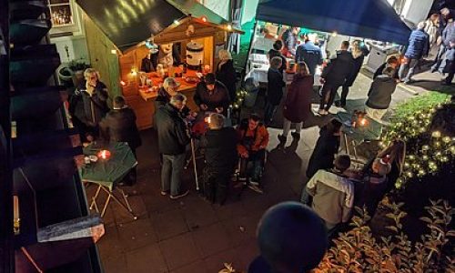ludwig-steil-hof-newsbeitrag-weihnachtszauber-im-oberfelder-pflegehaus-buden-menschen